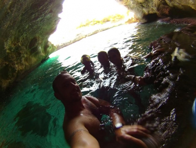 Interior de la cueva en el mar